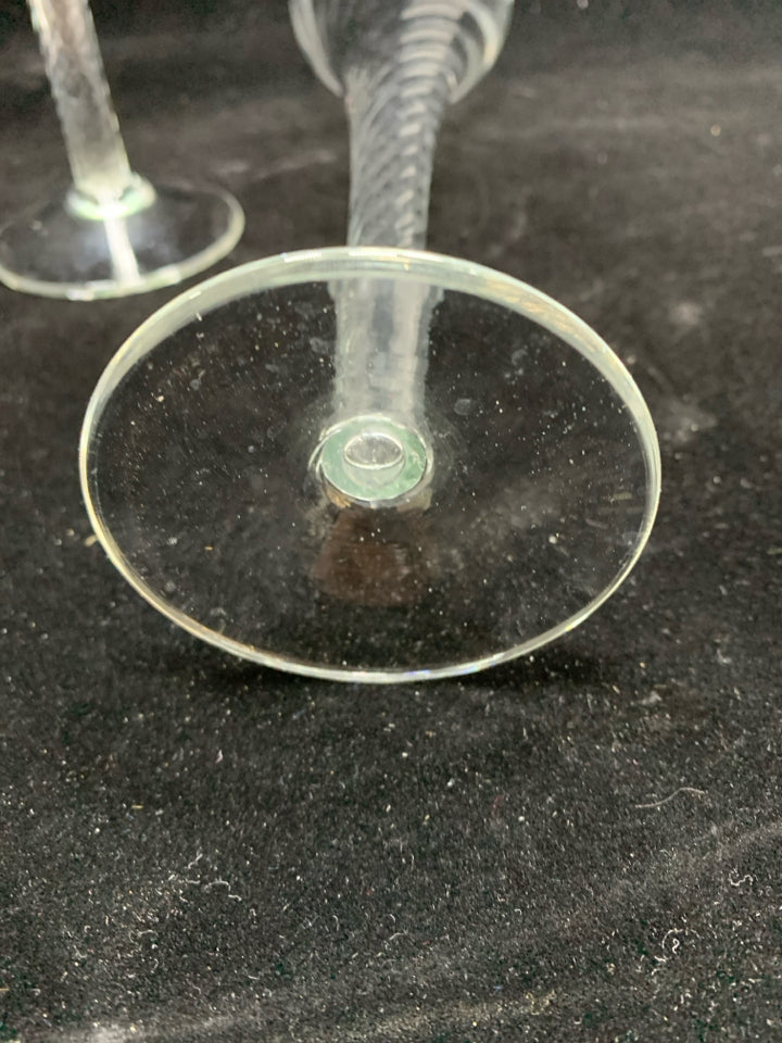 2 CLEAR RIBBED GLASS CHAMPAGNE FLUTES.