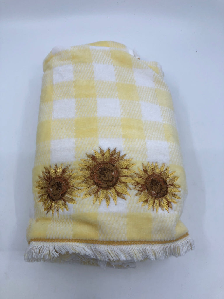 NEW WHITE AND YELLOW SUNFLOWER KITCHEN TOWELS.