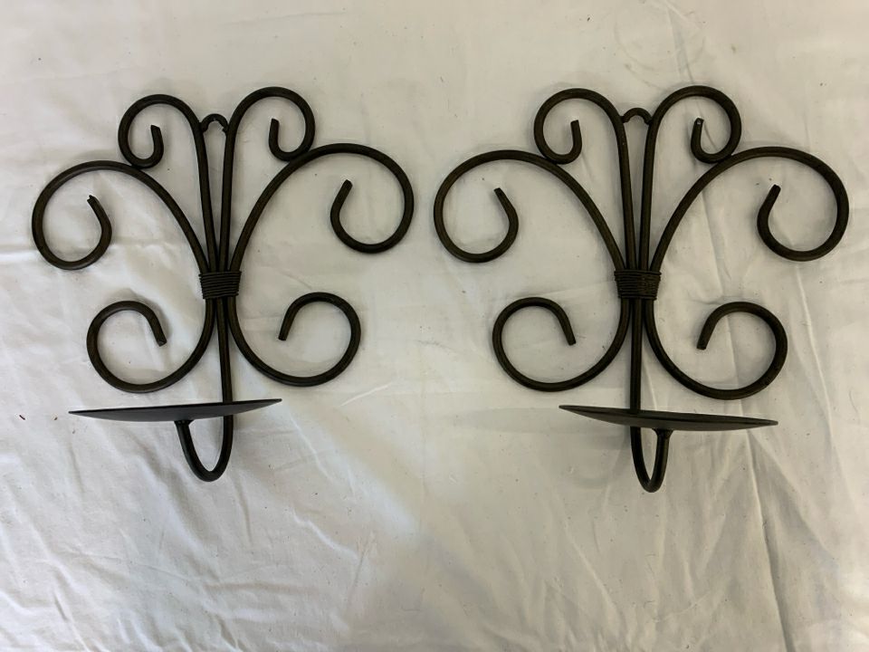 2 HANGING METAL CANDLE SCONCE HOLDERS.