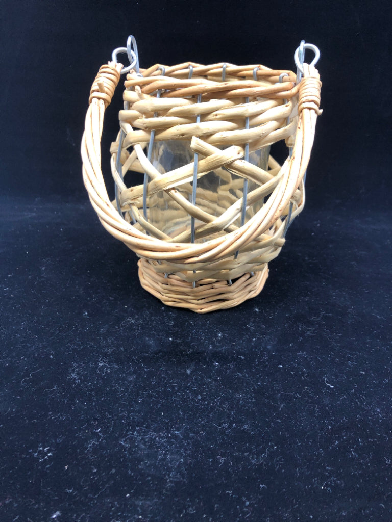 CANDLE HOLDER IN WOVEN BASKET W HANDLE.