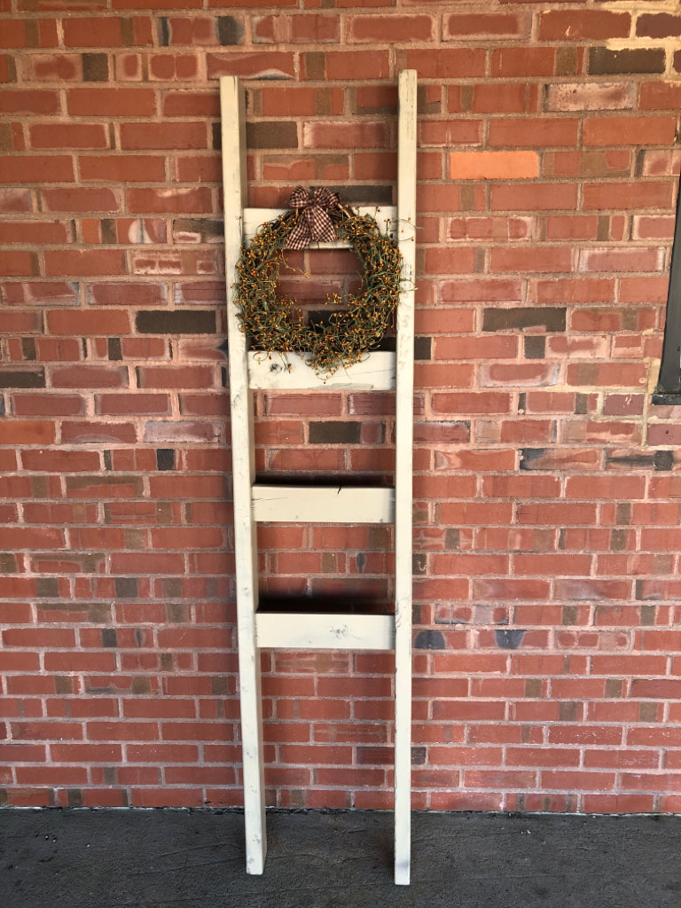 PRIMITIVE LADDER W/WREATH.