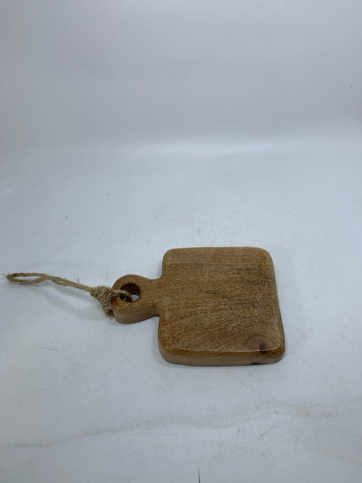 SMALL SQUARE WOOD CHEESE BOARD W/ HANDLE.