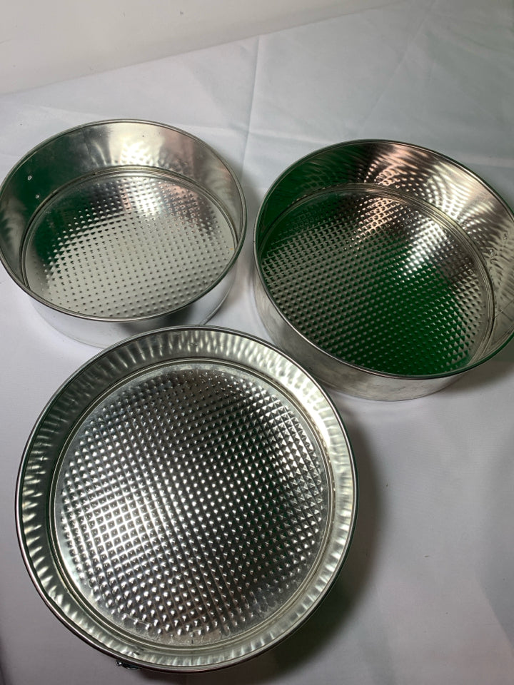 3 NESTING SPRINGFORM PANS.