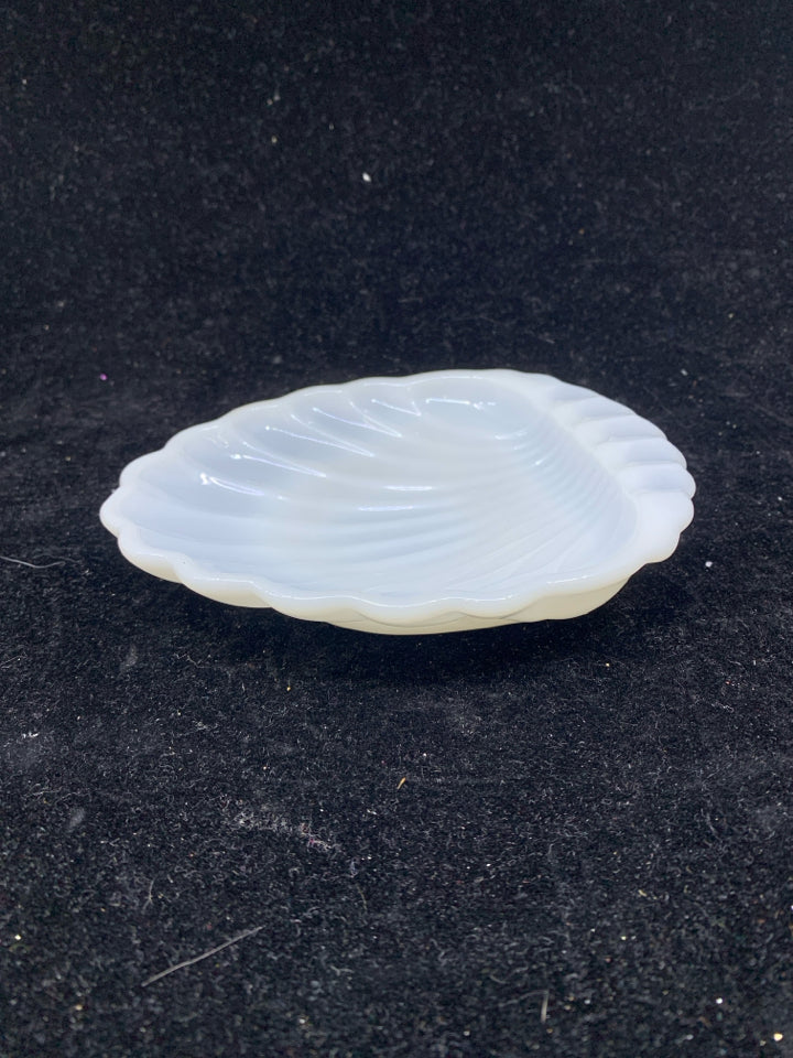 VTG WHITE MILK GLASS CLAM SEASHELL ASHTRAY.
