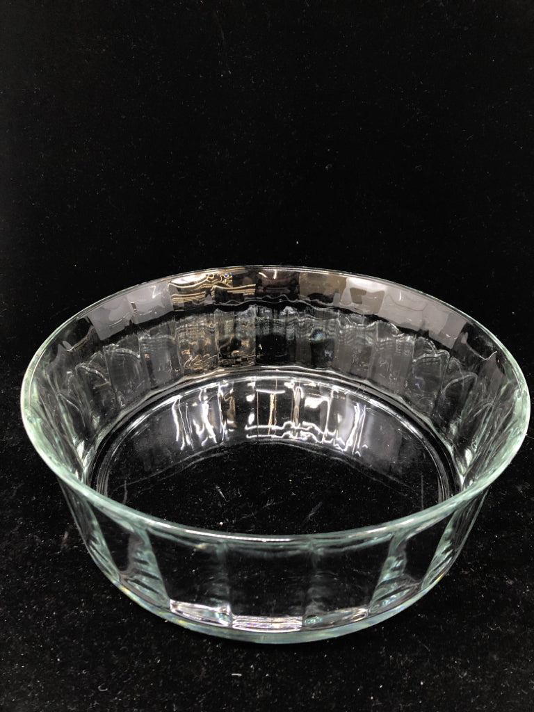 HEAVY GLASS SERVING BOWL W/RIBBED SIDES.