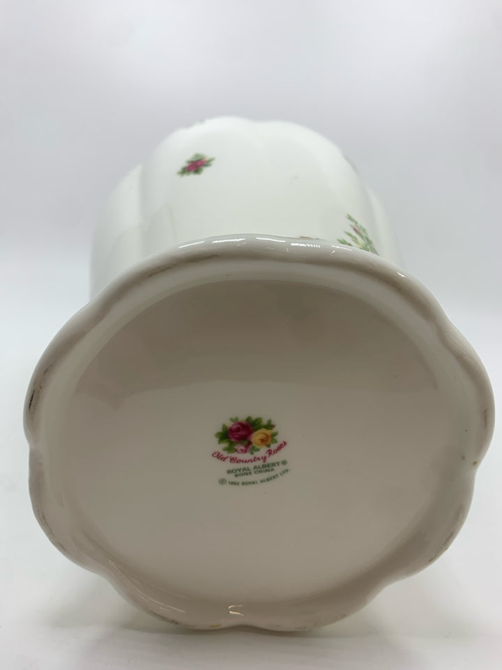 OLD COUNTRY ROSES ROYAL ALBERT VASE.