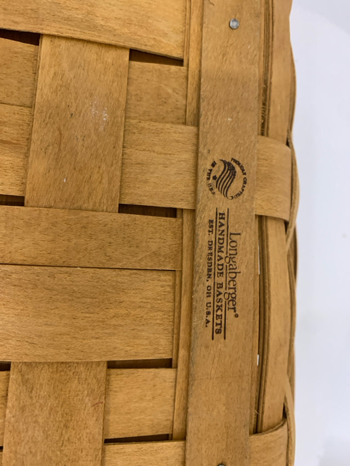 2008 SHALLOW BASKET TRAY W/ BRAIDED HANDLES.
