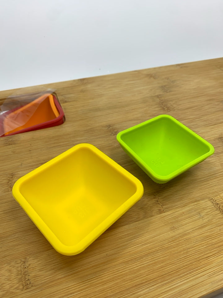 BAMBOO CUTTING BOARD W/4 SILICONE MEASURING CUPS.