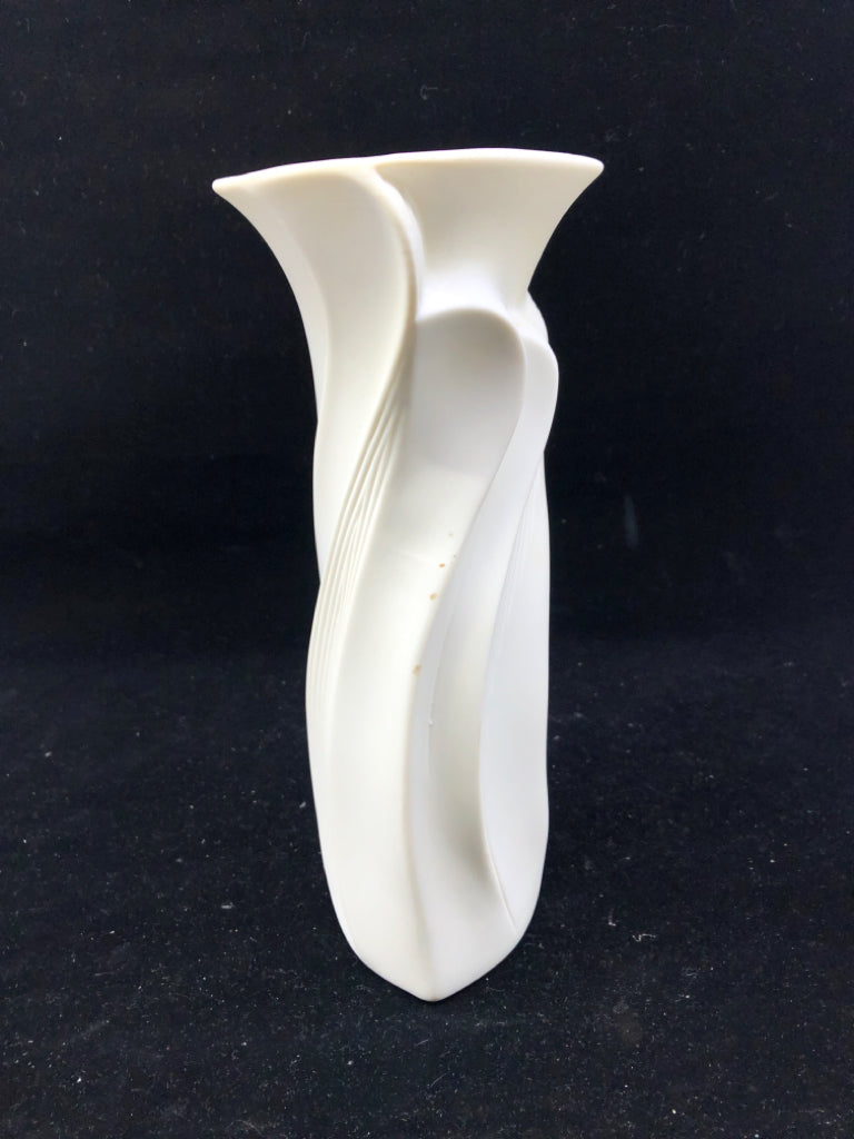 VTG WHITE CERAMIC VASE W WAVY EDGE.