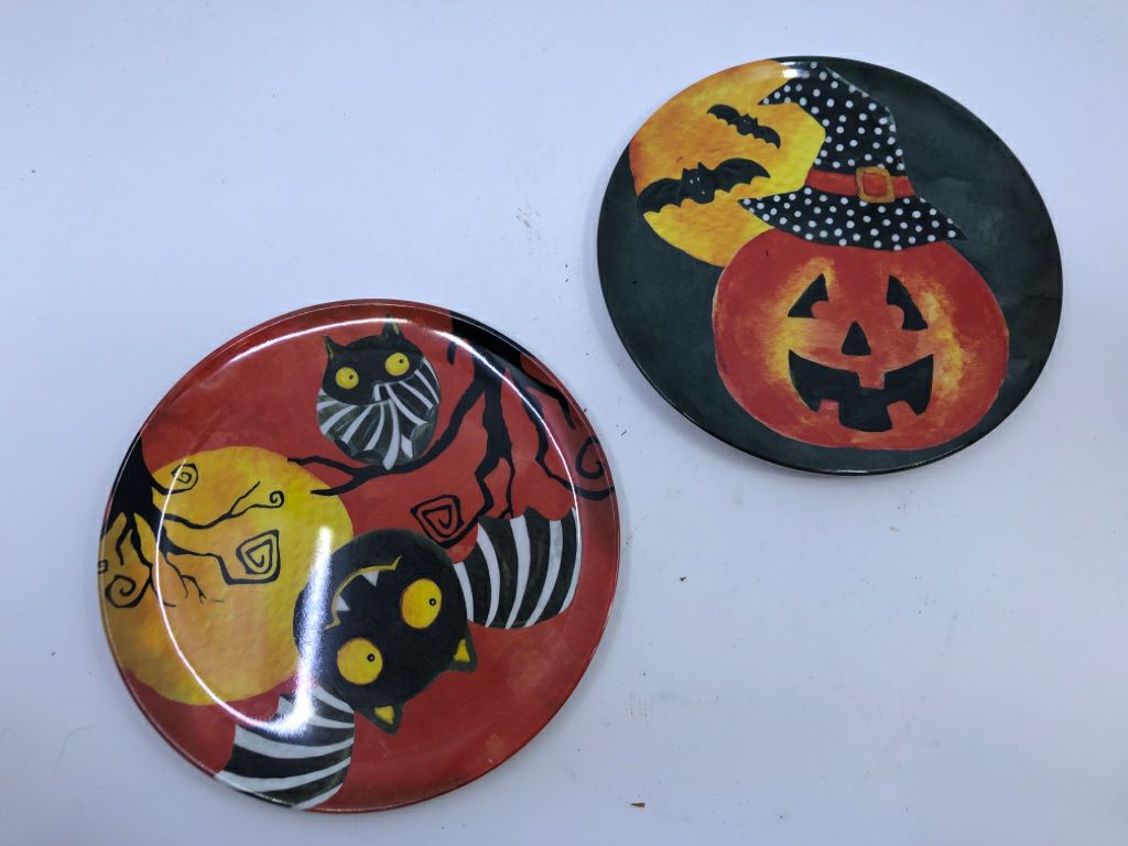 2 MELAMINE HALLOWEEN PLATES.