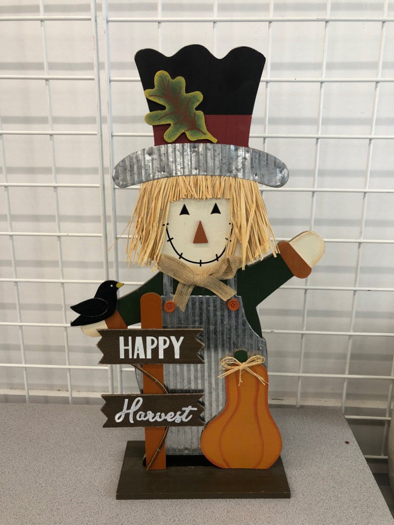 HAPPY HARVEST WOOD SCARECROW.