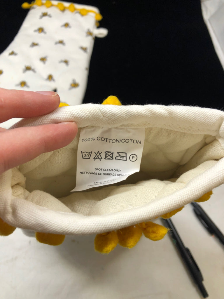 2PC BEE OVEN MITTS W/YELLOW POM-POMS.