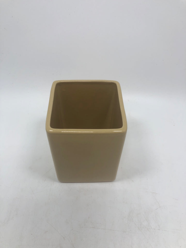 SM BEIGE PENCIL CUP.