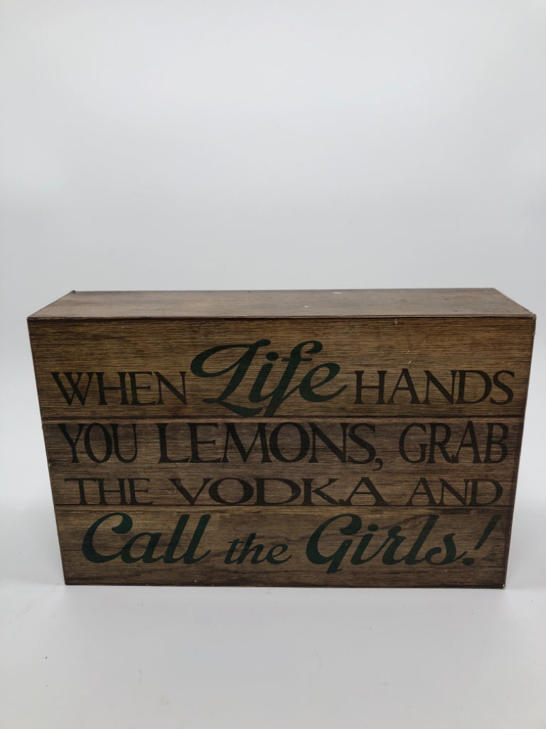 WHEN LIFE HANDS YOU LEMONS WOOD BLOCK DECOR.
