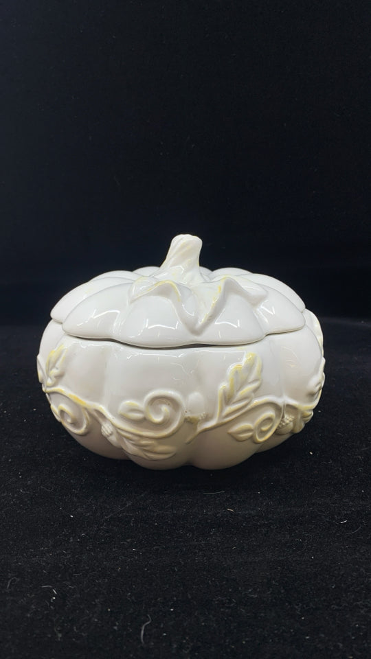 WHITE SCROLL PUMPKIN SERVER W LID.