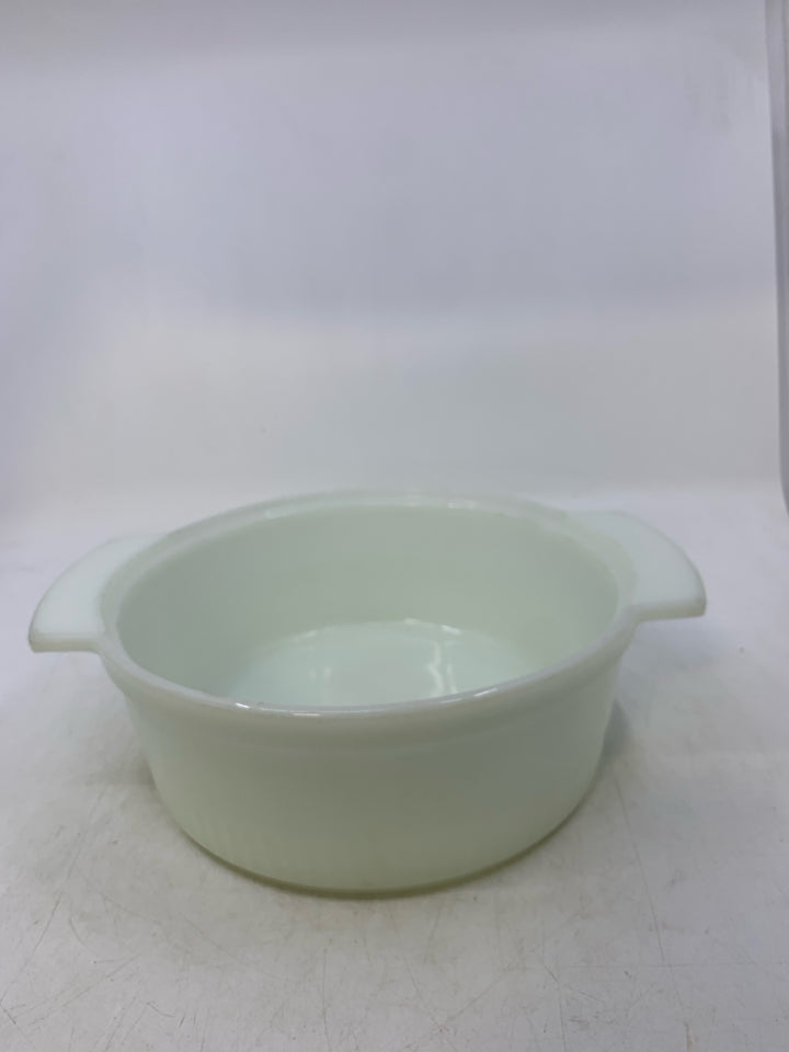 CIRCLE CASSEROLE DISH W/ RIBBED BOTTOM HANDLES.