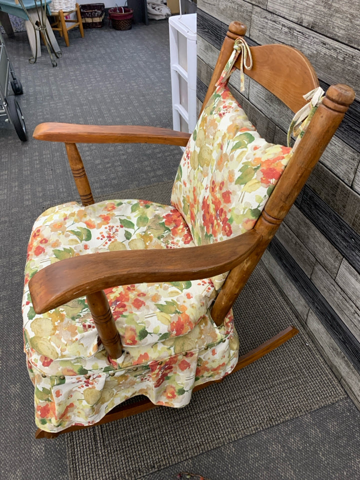 SM VTG THOMASVILLE ROCKING CHAIR W/UPHOLSTERED FLORAL CUSHIONS.