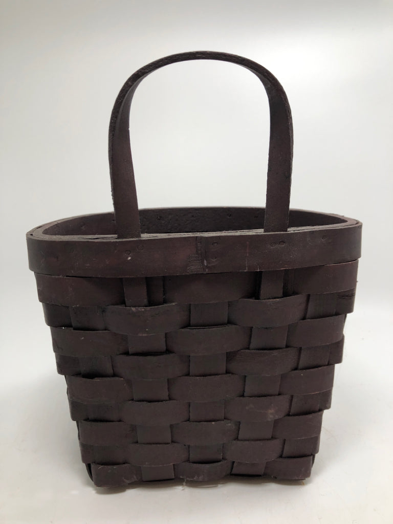 SM WOVEN STAR WALL-BASKET.