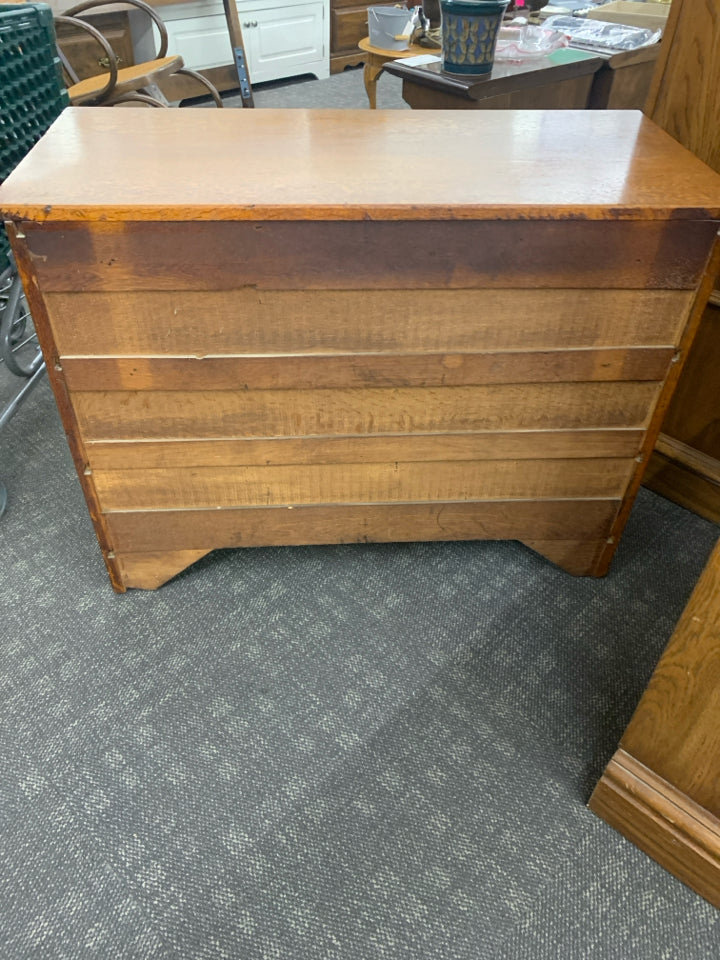 VTG MAPLE WOOD DRESSER WITH THREE DRAWERS.
