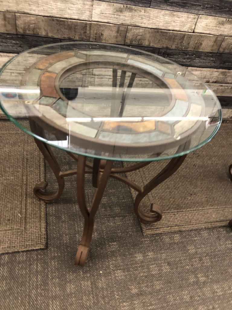 METAL ROUND END TABLE W/BEVELED GLASS TOP & INLAY NATURAL SLATE.