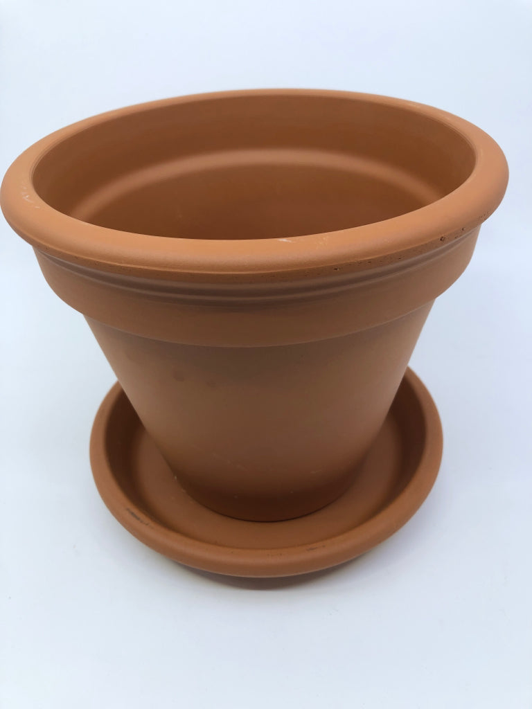 TERRA COTTA PLANTER W/ DRAIN PLATE.