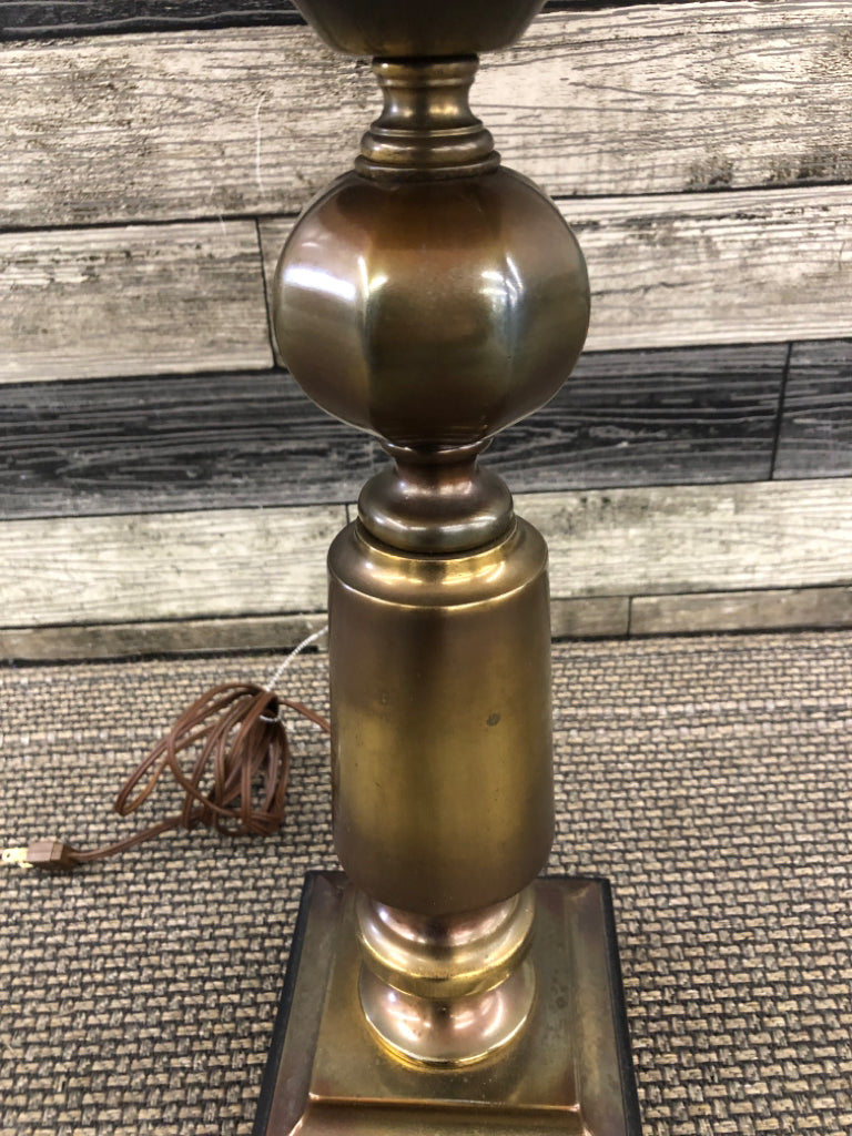 TARNISHED BRASS BASE LAMP W/ PEACH SCROLL SHADE.