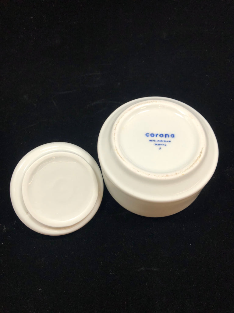 WHITE PORCELAIN SUGAR BOWL W/LID.
