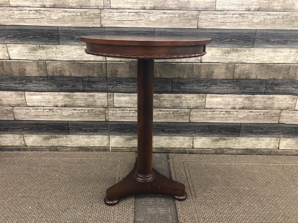 DK WOOD ROUND PEDESTAL SIDE TABLE.