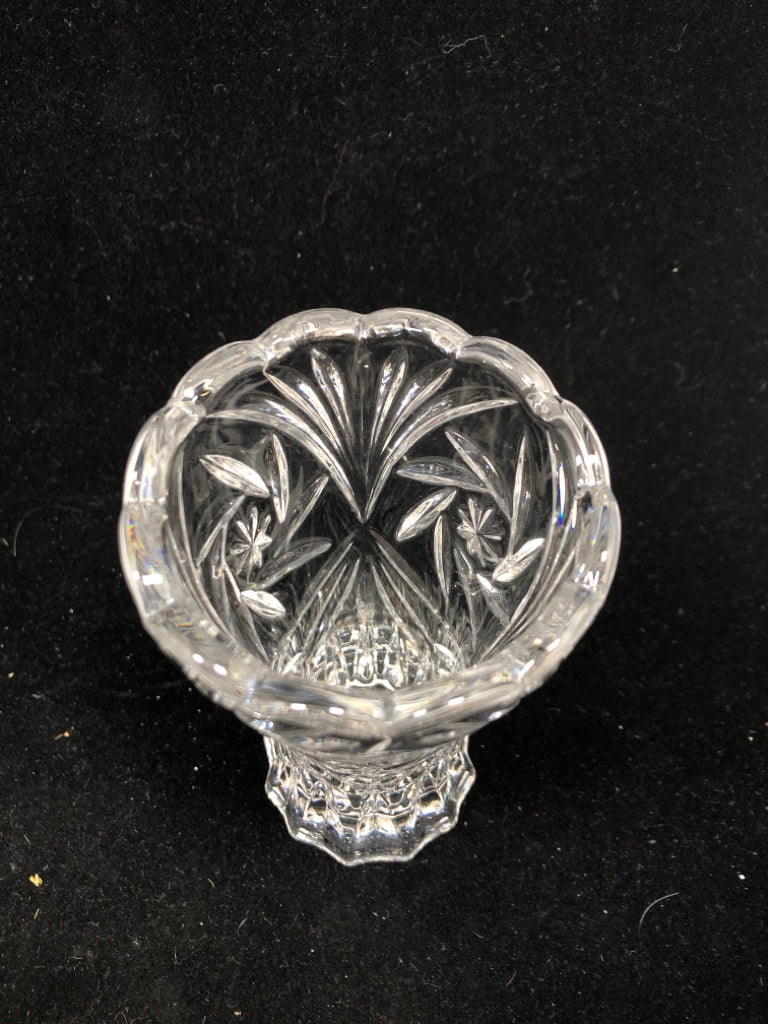 CRYSTAL VASE W/ SCALLOP EDGE.