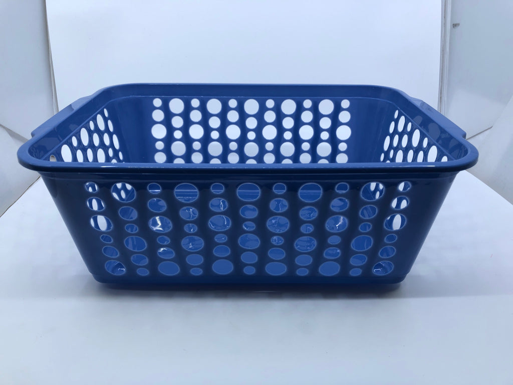 5 LIGHT BLUE PLASTIC RECTANGLE BASKETS.