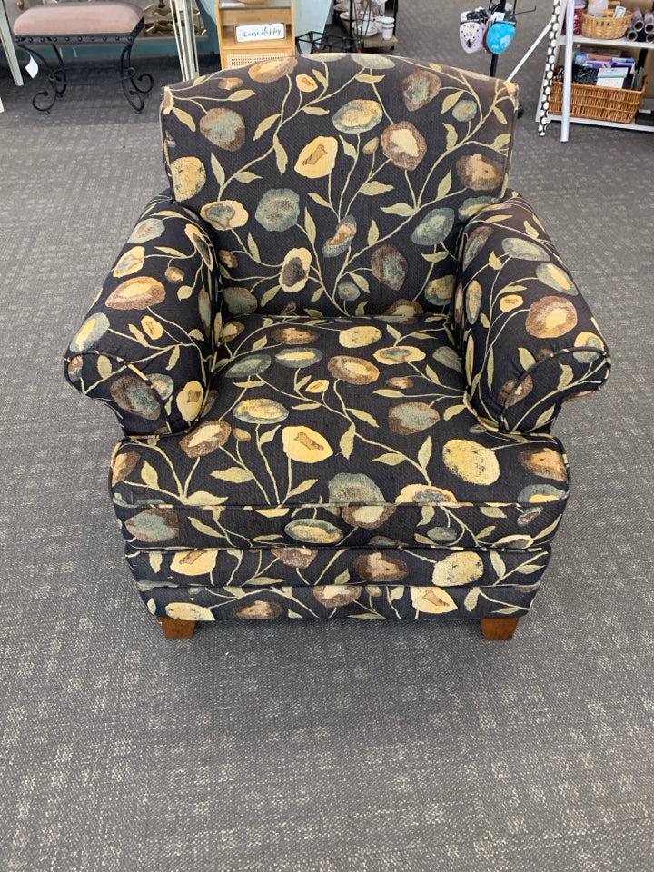BLACK W FLORAL CUSHIONED ACCENT CHAIR.