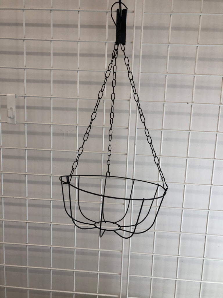 BLACK WIRE PLANT HANGER.