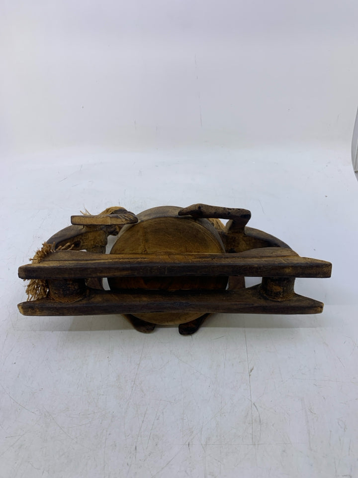 CARVED MEN LOOKING AT EACHOTHER KNEELING W/ BOWL.