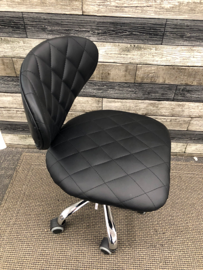 DIAMOND STITCHED FAUX-LEATHER DESK CHAIR.