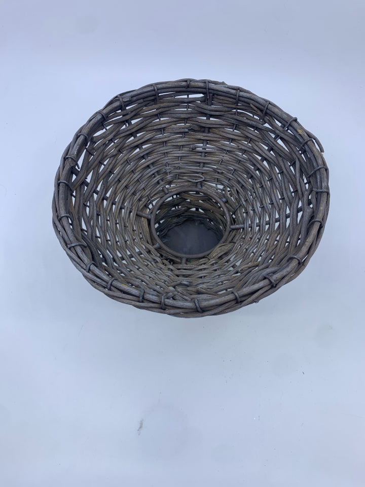 GRAY WOVEN METAL FOOTED BASKET.