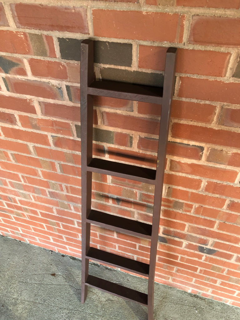 PRIMITIVE LADDER DECOR.