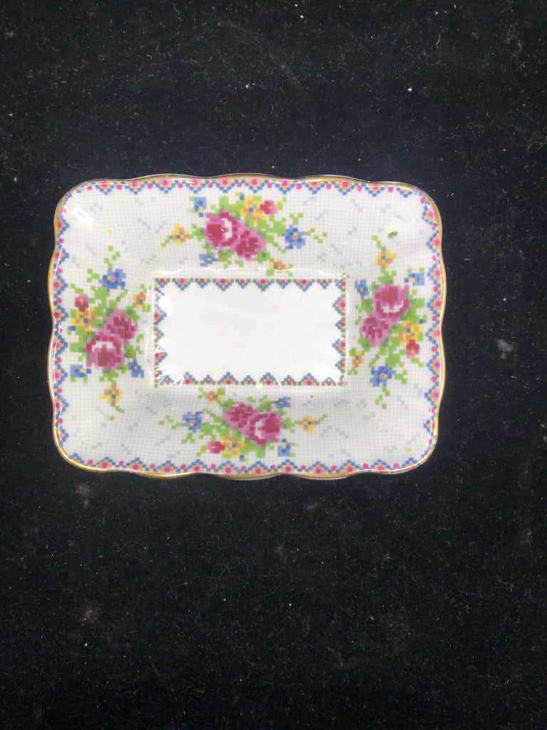 ROYAL ALBERT SWEATER PATTERN SQUARE DISH.