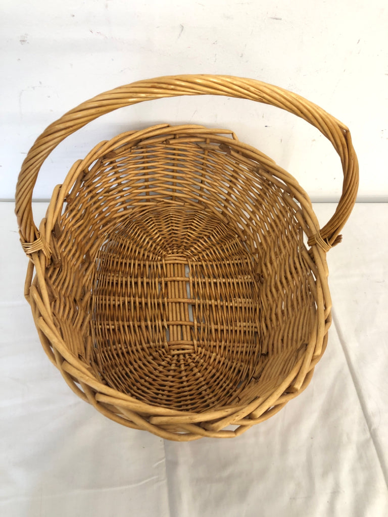 LARGE BLONDE WOVEN BASKET W HANDLE.