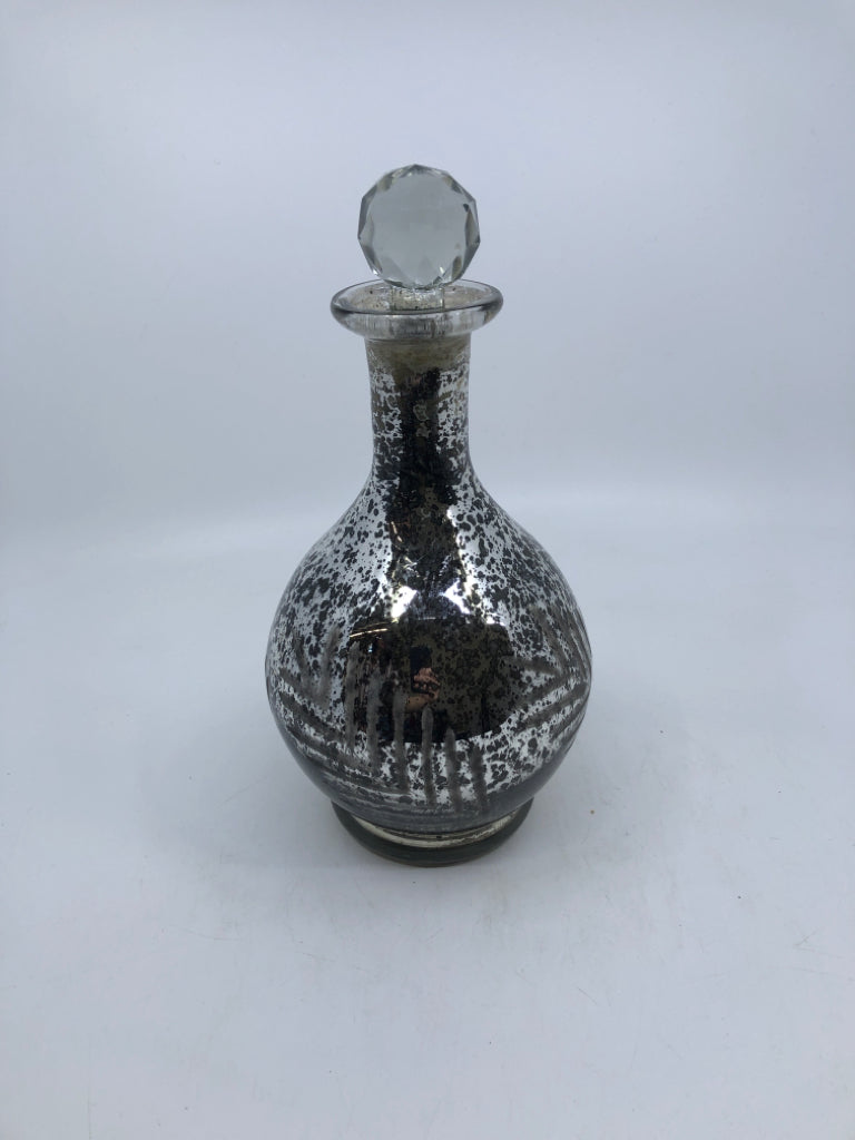 MERCURY DECORATIVE GLASS DECANTER W CARVED FERN PATTERN.