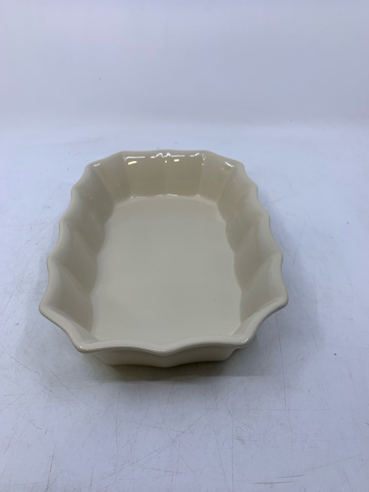 FLUTED EDGE STONEWARE BAKER.