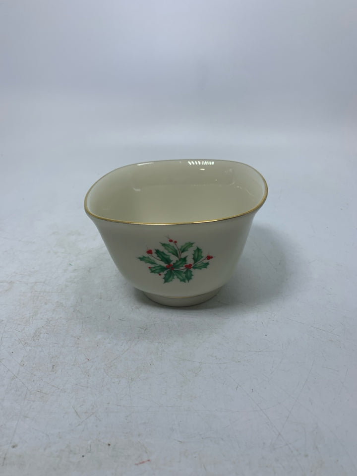 FOOTED SMALL LENOX IVORY HOLIDAY SQUARE BOWL.