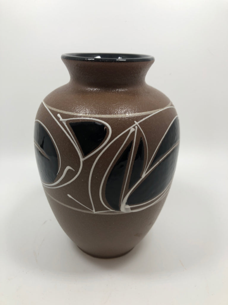 BROWN GLOSS BLACK LEAF VASE.