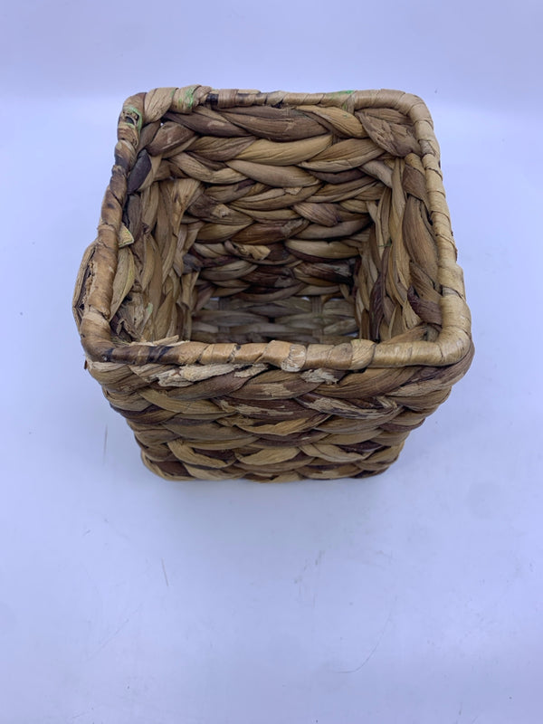 SMALL SQUARE TWO TONED WOVEN BASKET.