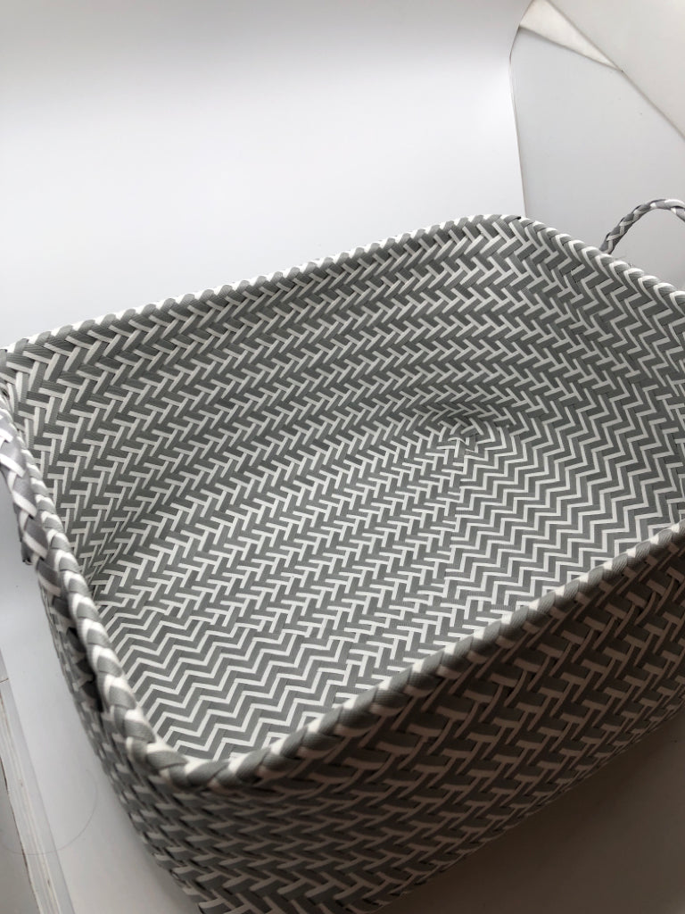 GREY/WHITE WOVEN STORAGE BASKET.