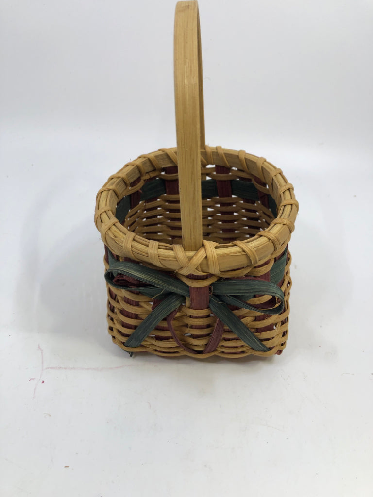 SMALL WOVEN BASKET W/RED&GREEN WOOD BOW 7.