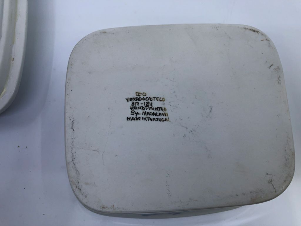 SQUARE WHITE BAKING DISH W/ BLUE FLOWER DESIGN LID.