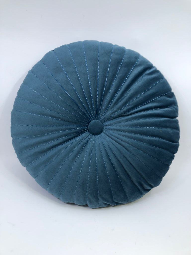 ROUND TEAL ACCENT PILLOW W/BUTTON.