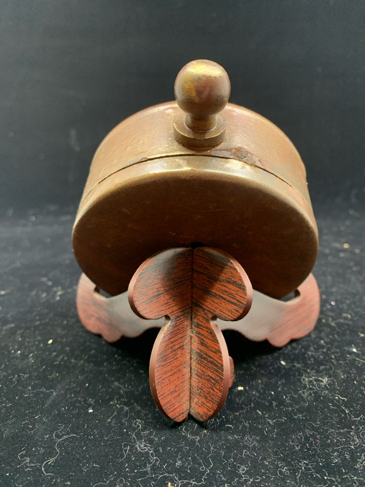 SMALL RUSTIC DECORATIVE CLOCK ON STAND.