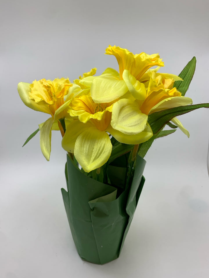 FAUX DAFFODIL BOUQUET.