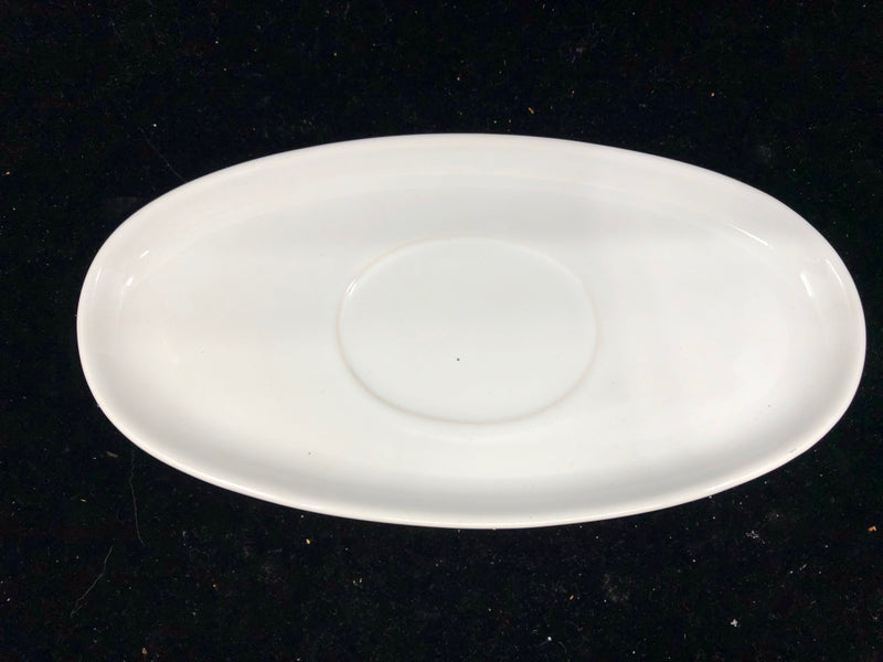 WHITE CERAMIC GRAVY BOAT AND PLATE.